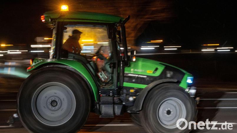 Ein Traktor fährt inmitten einer Kolonne. Bild: Pia Bayer/dpa
