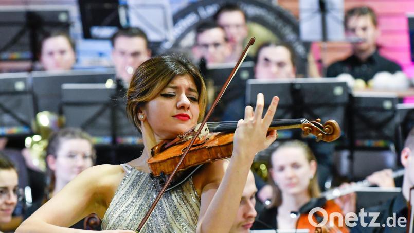 Glanzlichter zündet beim Neujahrskonzert die moldawische Geigerin Alexandra Tîrşu an. Bild: Petra Hartl