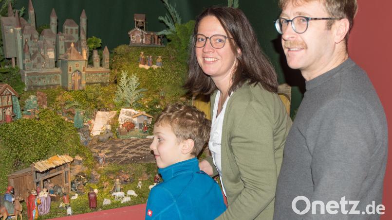 Susanne und Lothar Kraus, gemeinsam mit Sohn Leopold, vor ihrer Krippe in der Tirschenreuther Ausstellung. Letztmals war diese im Jahr 1987 öffentlich ausgestellt. Bild: Thomas Sporrer