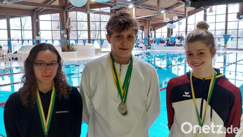 Milena Franz, Leonhard Fütterer und Marlene Züllich (von links) holten bei den Oberpfalzmeisterschaften auf den langen Strecken insgesamt axhr Medaillen für den Tirschenreuther Schwimm-Club Bild: rbg