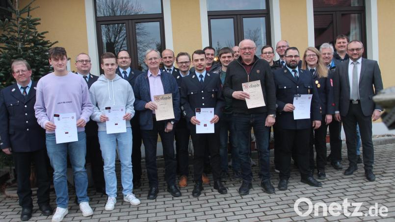 Vorsitzender Thomas Müller (Fünfter von links) steht weiter an der Spitze der Feuerwehr Pfrentsch und zeichnet langjährige Mitglieder aus. Bild: pi