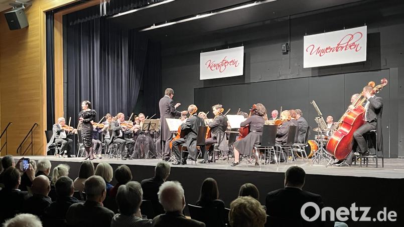 Dirigent Martin Peschík und Solistin Eva Struplová begeistern zusammen mit den Marienbader Sinfonikern beim Neujahrskonzert in der Schwarzachtalhalle. Bild: sns