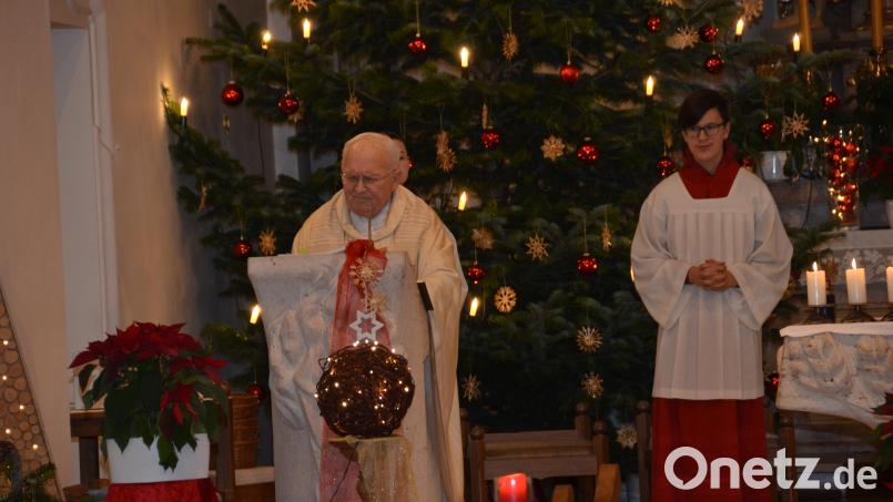 Pfarrer Gerhard Schmidt feierte mit den Gläubigen am Festtag &quot;Taufe des Herrn&quot;, der die Weihnachtszeit beendet, den vorgezogenen Patroziniumsgottesdienst der Pfarrkirche St. Erhard. Bild: dob