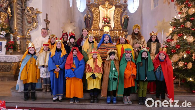 Die Püchersreuther Sternsinger hat Pfarrer Matthias Nowotny auf den Weg geschickt. Bild: Martin Thoma/exb