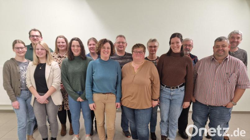 Die Ehenbachtaler Schützen aus Holzhammer wählen einen neuen Vorstand (von links): Nicole Siegert, Fabian Rom, Celina Dolge, Sandra Kummer, Sonja Prüll, Anna Wagner Michaela Prüll, Hans Jürgen Ulrich, Manuela Friedl, Susanne Ulrich, Susanna Kindzorra, Ehrenschützenmeister Peter Friedl, Vorsitzender Florian Friedl und Werner Schlosser. Bild: e