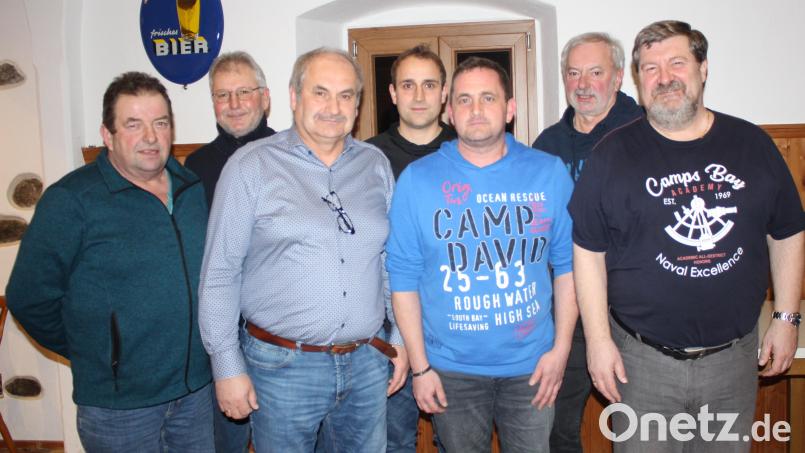 Die neu gewählten Mitglieder der Vorstandschaft und des Aufsichtsrats der Nahwärme Thanstein eG: (von links) Wolfgang Schmidt, Johann Zwicknagel, Heinrich Reitinger (Vorstandsvorsitzender), Matthias Niebauer, Stefan Weininger, Ludwig Dirscherl und Max Riedl (GVB Bayern) Bild: mnt