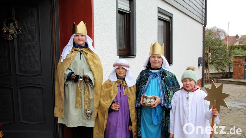 Die Sternsinger ziehen in Schmidmühlen von Haus zu Haus. Bild: bjo