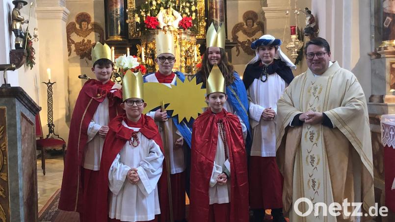 Die Sternsinger der Expositur Etzgersrieth wurden am Dreikönigstag ausgesandt, um den Segen Gottes in die Wohnungen und Häuser zu bringen und baten um eine Spende für das Kindermissionswerk. Bild: gi