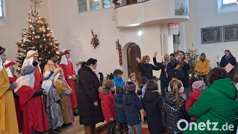 Die Weisen aus dem Morgenland , Kinder und musikalische Begleiter fröhlich vereint. Bild: bk