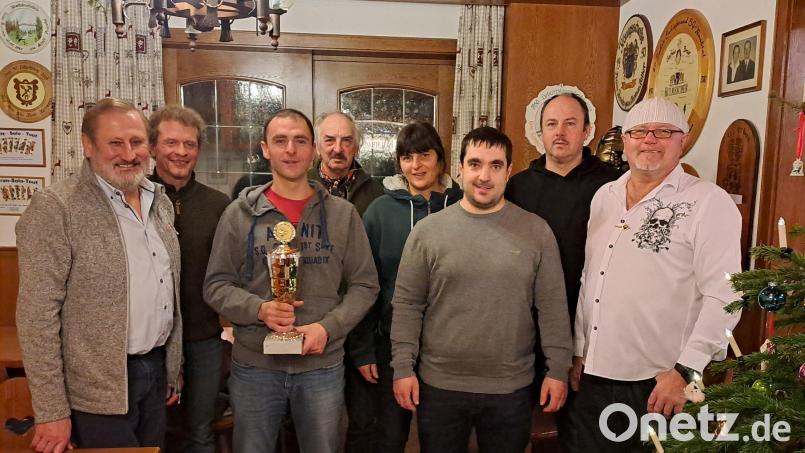 Matthias Farchmin gewinnt den Wanderpokal bei den Naabtalschützen Unterköblitz. Dazu gratulieren auch zweiter Schützenmeister Josef Appl (links) und Schützenmeister Karl Eckert (rechts). Bild: Schlosser/exb