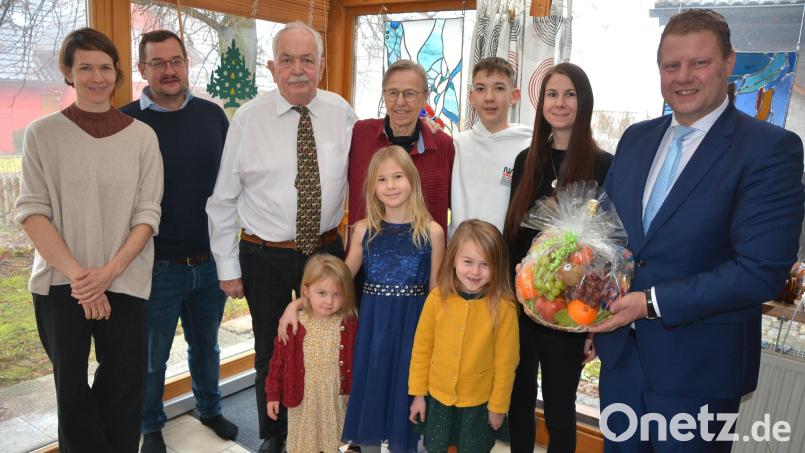 Reinhard Etzold (Dritter von links) freute sich über viele Glückwünsche zu seinem 80.: (stehend, von links) Tochter Ulrike mit ihrem Ehemann Wilhelm Klemmp, Ehefrau Christine Etzold, Enkel Maximilian, Tochter Sabine Klier sowie Bürgermeister Stefan Grillmeier. Im Vordergrund die Enkelinnen (von links) Freya, Edith und Rebecca. Bild: jr