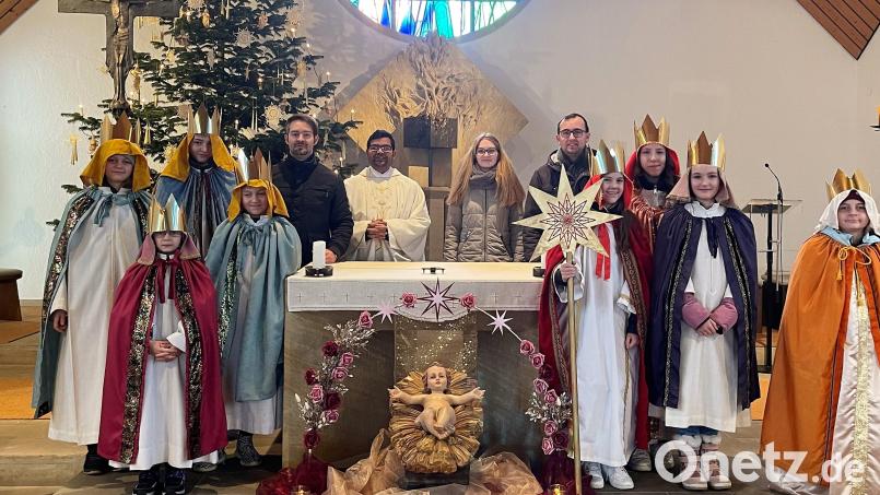 Die Gmünder Sternsinger wurden am Dreikönigstag von Kaplan Raveendra Reddy Ponnapati ausgesandt, um den Segen in die Wohnungen zu bringen. Bild: rgr