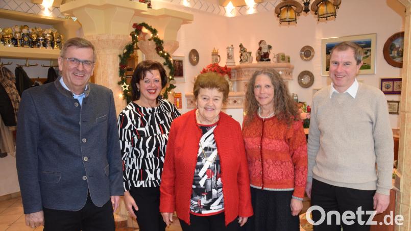 Bürgermeister Peter Braun (links) und Pfarrer Werner Sulzer sowie ihre beiden Töchter Annemarie und Christine gratulieren Margarete Bäuml (Mitte) zum 90. Geburtstag. Bild: bö