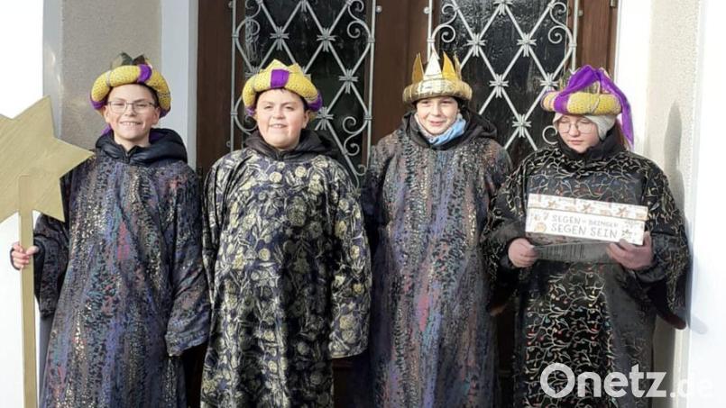 Auch in Matzersreuth brachten die Sternsinger den Segen in die Häuser. Bild: Pfarramt Tirschenreuth/exb