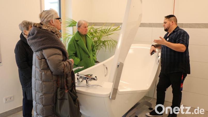 Zahlreiche Besucher informieren sich beim &quot;Tag der offenen Tür&quot; über das neu eröffnete Bruder-Gerhard-Hospiz in Schwandorf. Bild: Matthias Walk/exb