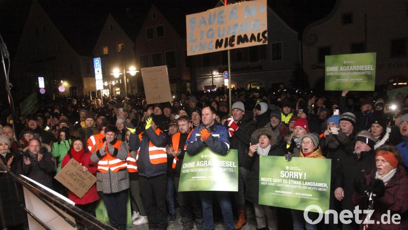 Deutlich über 1000 Demonstranten am Schwandorfer Marktplatz unterstützen die Proteste der Landwirte gegen Kürzungspläne der Bundesregierung. Bild: Hirsch