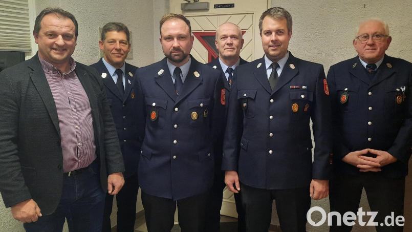 Bild von links: Bürgermeister Anton Kappl, Kreisbrandmeister Christian Demleitner, zweiter Kommandant Jörg Lanzl, Vorsitzender Harald Dirnberger, Kommandant Martin Reindl, Ehrenkommandant Franz Kindl Bild: Gemeinde Leuchtenberg/exb
