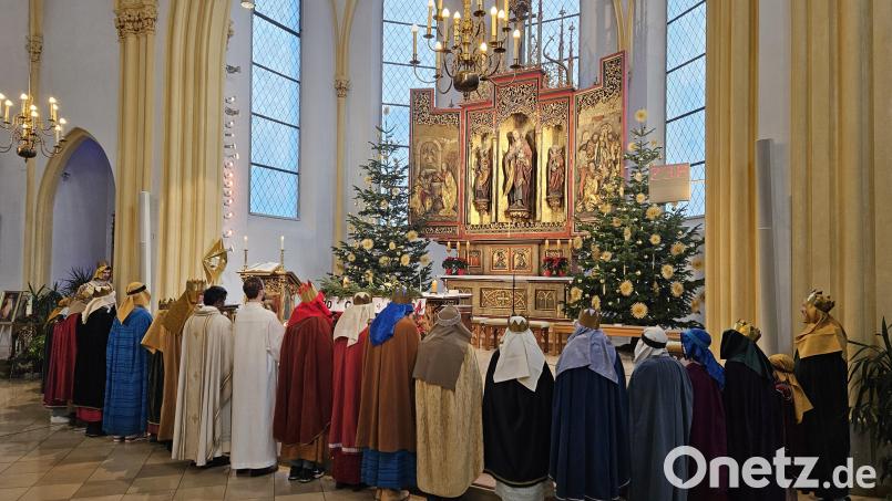 Den feierlichen Abschlussgottesdienst gestaltete ein Teil der in bunte Gewänder gekleideten Rosenberger Sternsinger mit. Bild: ric