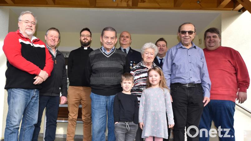 Bürgermeister Dieter Dehling (rechts), Pfarrer Johannes Arweck (Dritter von links) und Vertreter der Vereine gratulierten Hans Koller (Vierter von links) zum 85. Geburtstag. Mit im Bild Ehefrau Barbara, Urenkel Paul und Enkelin Sophie. Bild: no