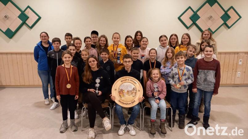 Felix Raps (sitzend, Mitte) ist der Gewinner der Neujahrs-Scheibe. Zweit- und Drittplatzierte wurden Nele Meier und Emma Albersdörfer (sitzend, links und rechts). Bild: Sportschützen Kastl/exb