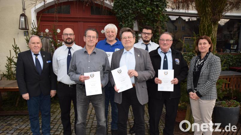 Ehrungen beim Soldaten- und Kameradschaftsverein Königstein: (von links) Bezirksvorsitzender Horst Embacher, Vorsitzender Stefan Vogl, Karl-Heinz Ölmann, Otto Dehling, Günther Frieser, Markus Rippl, Richard Pesold und 2. Bürgermeisterin Doris Lehnerer. Bild: wku
