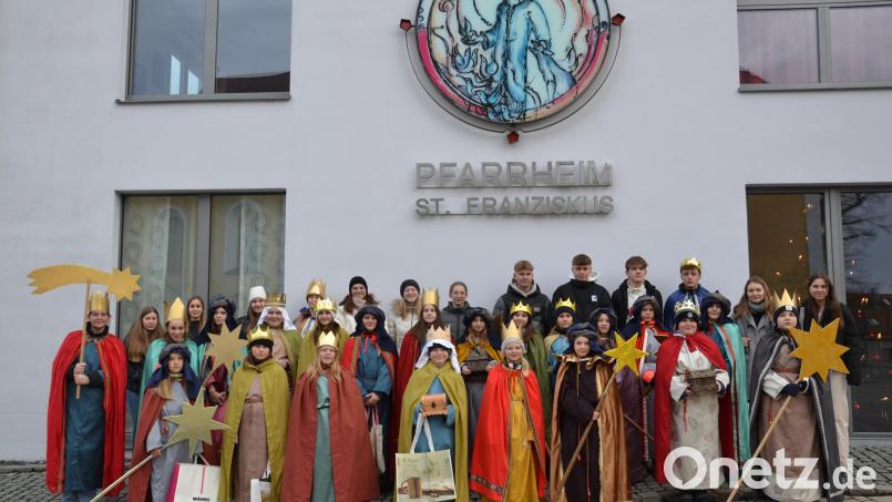 Sternsinger waren in Gruppen unterwegs, um Spenden für die Not leidenden Altersgenossen Spenden im Rahmen der Aktion Dreikönigssingen zu sammeln. Bild: gi