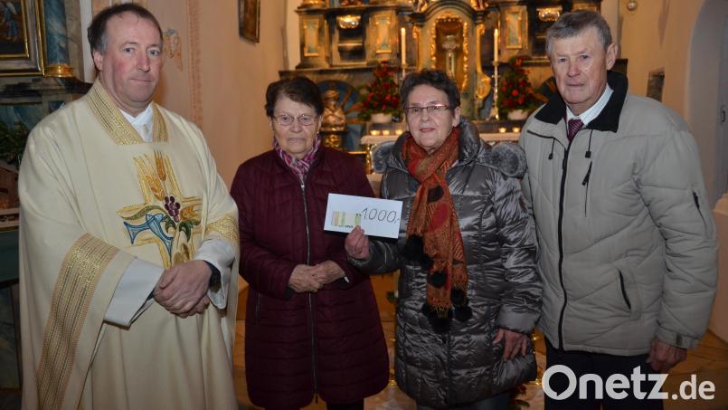 Christa Wildenauer (Zweite von rechts) mit ihrem Flohmarkt &quot;Kunst und Krempel&quot; übergab 1000 Euro an das Mesner-Ehepaar Margareta und Helmut Braun für den Blumenschmuck in der Filialkirche St. Thomas. Pfarrvikar Ronald LIesaus (links) bedankte sich im Namen der Pfarrgemeinde für diese finanzielle Zuwendung. Bild: dob