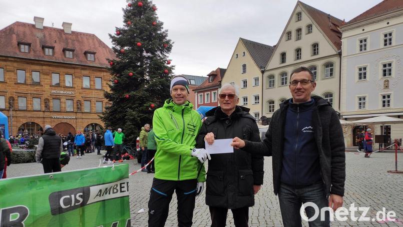 CIS-Amberg-Vorsitzender Alexander Stobitzer (links) übergab mit Firmenchef Christian Koch (rechts) die Spende an den Vorsitzenden der Amberger Tafel, Bernhard Saurenbach (Mitte). Bild: CIS Amberg/exb