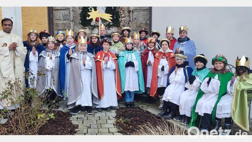 Die Sternsinger mit Pfarrer Pater Anish George (links) nach dem Gottesdienst. Bild: soj/exb