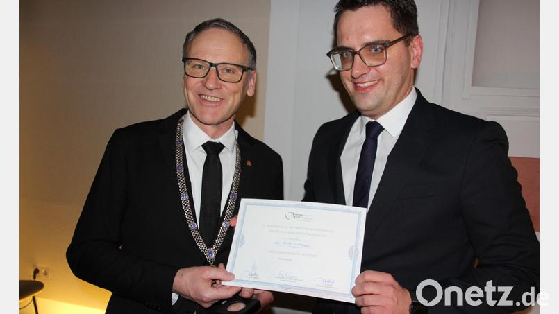 Christian Doleschal (rechts) überreichte an Bürgermeister Bernd Sommer die Auszeichnung. Bild: kro
