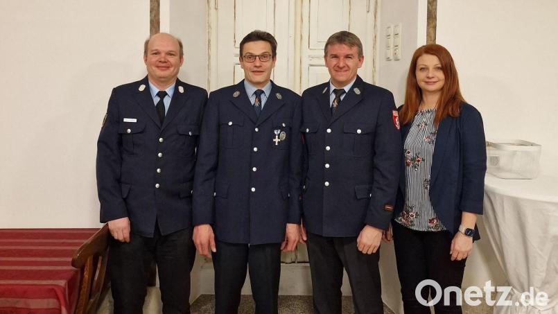 Bürgermeisterin Marina Hirnet und Kreisbrandinspektor Alexander Klettner (links) gratulieren den Kommandanten Michael Stahl (Zweiter von rechts) und Bringfried Bock. Bild: pi
