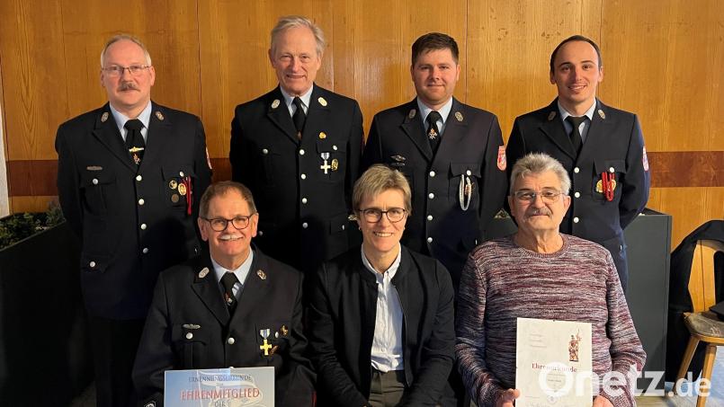 Martin Panzer (sitzend, links) ist neues Ehrenmitglied der Feuerwehr Thumsenreuth, Stefan Weiß wurde für 40 Jahre Mitgliedschaft im Verein ausgezeichnet. Dazu gratulierten unter anderem Bürgermeisterin Marion Höcht sowie die Führungsriege der Brandschützer um Zweiten Vorsitzenden Rainer Schwingshandl (hinten, von links), Vorsitzendem Bertold von Lindenfels, Kommandant Thomas Busch und Zweitem Kommandanten Christian Sirtl. Bild: att/exb