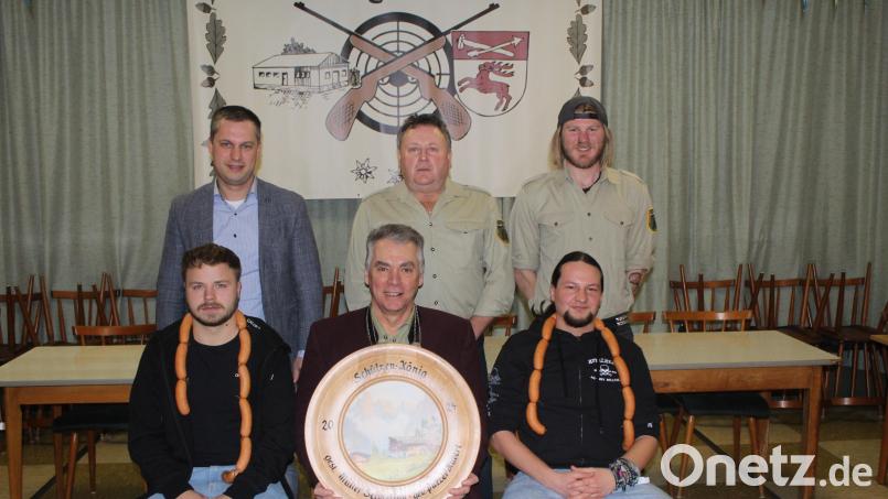 Der neue Schützenkönig Hubert Putzer (sitzend, Mitte) mit seinen Rittern Dominik Plannerer (sitzend, links) und Alexander Fischer (sitzend, rechts). Zu den Gratulanten zählten (hinten, von links) Bürgermeister Wolfgang Söllner, Vorsitzender Gerhard Plannerer und Schießleiter Sebastian Müller. Bild: soj/exb