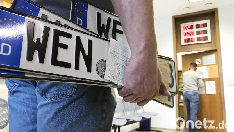 Seit September ist der Gang zur Kfz-Zulassungsstelle nicht mehr nötig. Fahrzeuge können auch im Internet zugelassen werden. In weiten Teilen Deutschlands ist diese Online-Funktion nun gesperrt – die Oberpfalz bleibt davon allerdings verschont. Archivbild: Gabi Schönberger