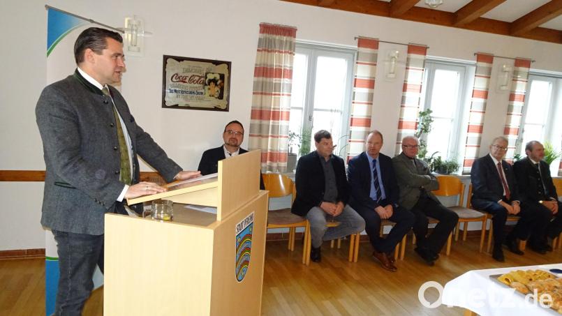 Vor zahlreichen Gästen geht Landrat Thomas Ebeling auf die aktuelle politische Lage ein Bild: hm