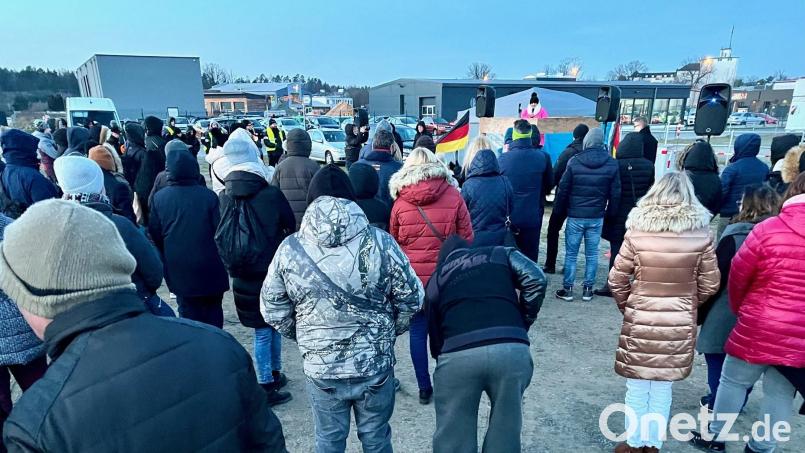 Etwa 150 Personen sind am Montagnachmittag zu der Kundgebung am neuen Festplatz in Weiden gekommen. Danach rollte der letzte Autokorso durch die Stadt. Bild: Gabi Schönberger