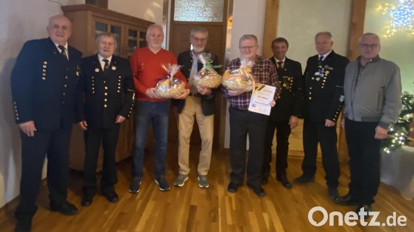 Zur Ehrung versammelt sind die Vorsitzenden Andreas Wilhelm und Herbert Karl, die Jubilare Hans Bauer, Dieter Möller und Hans Schlegl, die Verwaltungsmitglieder Gerhard Kroher und Reinhold Kirsch sowie 2. Bürgermeister Norbert Gradl. Bild: Barbara Magerl/exb