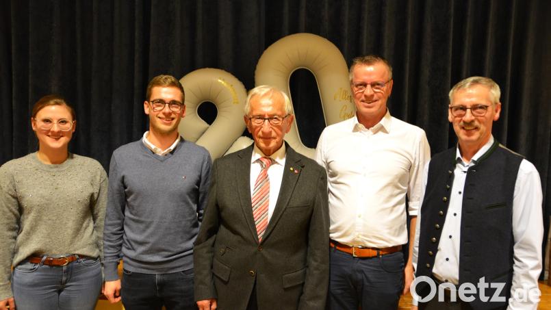 Nicht nur Bürgermeister Hermann Falk (Zweiter von rechts) gratuliert Helmut Sperber (Mitte) zum 80. Geburtstag, sondern auch der Vorsitzende des Männerchors, Wolfgang Falk (rechts), sowie Selina Dorner und Andreas Falk für die DJK Ehenfeld-Massenricht. Bild: fdl