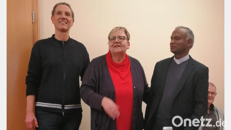Pfarrer Johnson (rechts) und Joachim Kellner (links) verabschieden Annette Walther. Bild: Maria Scheurer/exb