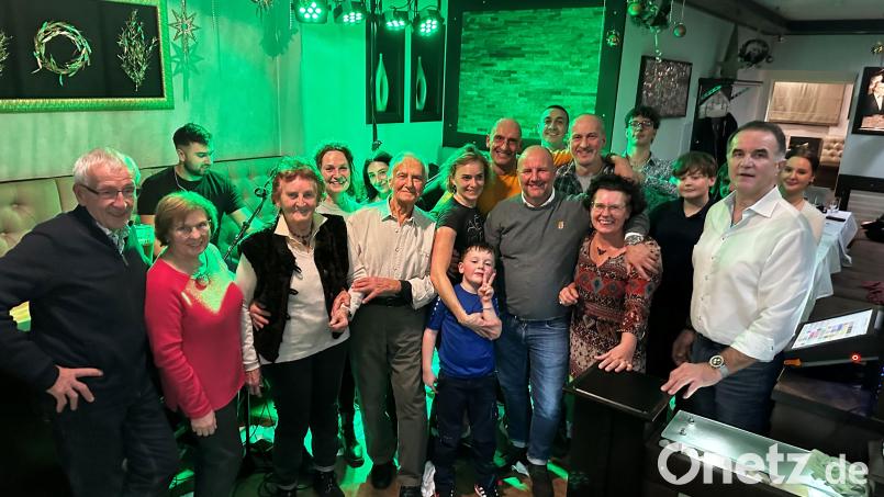 Im Kreise seiner Familie und von Freunden feierte Chrysostomos Galbakiotis (Mitte) seinen 90. Geburtstag. Die Verwandtschaft um Ehefrau Christine Galbakiotis (links daneben) hatte eine Feier in einem griechischen Restaurant organisiert. Bild: Stefanie Smardenkas/exb