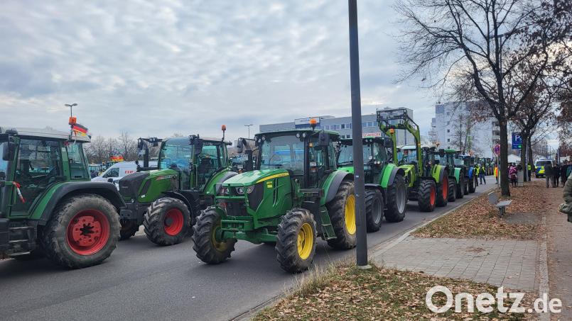 Traktoren, wohin man blickt. Der Großparkplatz in Weiden ist an diesem Montag fest in Bauernhand. Bild: Würth, Wolfgang