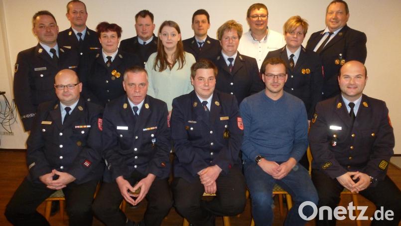 Die Führungsspitze der Marktfeuerwehr mit (vorne, von links) Vorsitzendem Thomas Gmeiner, Kommandant Alexander Kummer mit Stellvertretern Alexander Fischer und Matthias Koppmann. Dahinter der Verwaltungsrat. Ihnen gratulieren Kreisbrandrat Marco Saller (sitzend, rechts) , Kreisbrandmeister Gerald Wölfl (hinten, links) und Dritter Bürgermeister Thomas Schönberger (hinten, Dritter von rechts). Bild: bk