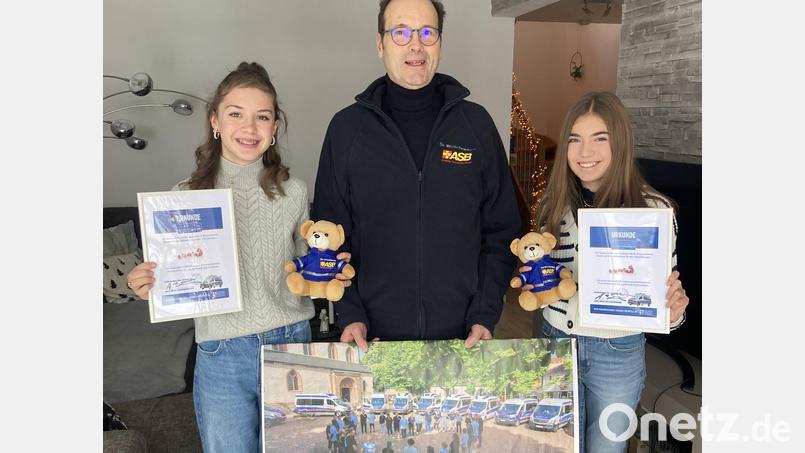 Elisa Wenzl (links) und Emilia Jaspers (rechts) übergaben an Joachim Helbig vom Wünschewagen ihre eingenommenen Spenden. Bild: Andrea Bänker/exb