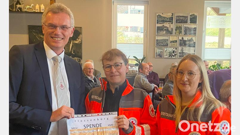 Stefan Meiler (links), Vorsitzender des MGV Flossenbürg, übergibt 500 Euro an die Helfer vor Ort, Heike Sladky (Mitte) und Eva Pentner (rechts). Bild: cro