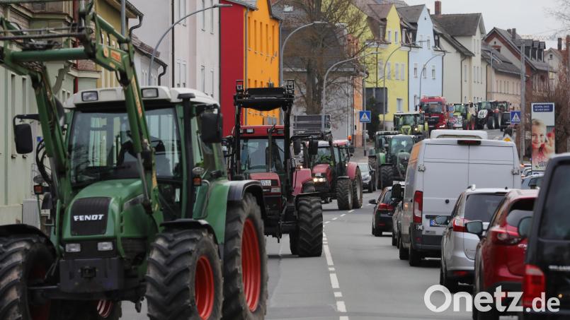 Ein kilometerlanger Protestzug brachte am Montag den Verkehr in Amberg stellenweise komplett zum Erliegen. Für Dienstag sind hier erneut Bauernproteste angekündigt. Die Polizei appelliert an alle Demonstrations- und Verkehrsteilnehmer, Rettungswege zwingend freizuhalten. Bild: Wolfgang Steinbacher