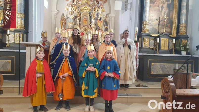 Die Sternsinger besuchen in Kirchendemenreuth die Häuser. Bild: ils
