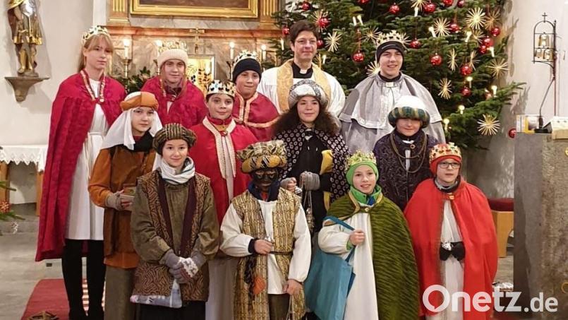 Die Sternsinger versammelten sich an der Pfarrkirche St. Pankratius, um in vier Gruppen von Haus zu Haus zu ziehen. Bild: cro