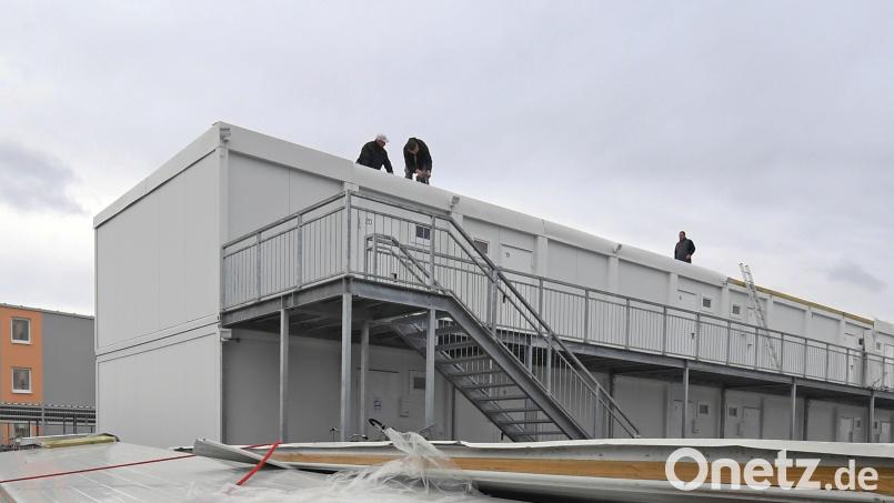 So könnte sie aussehen, die geplante Containersiedlung an der Marktredwitzer Straße in Waldershof, die frühestens im März errichtet wird. Symbolbild: Uli Deck/dpa