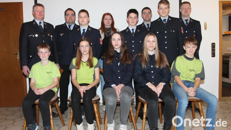 Kommandant Karsten Reber (hinten, rechts) und Vorsitzender Hubert Völkl (hinten, links) freuen sich wie Bürgermeisterin Marina Hirnet (hinten, Vierte von links) über den Feuerwehrnachwuchs. Bild: pi