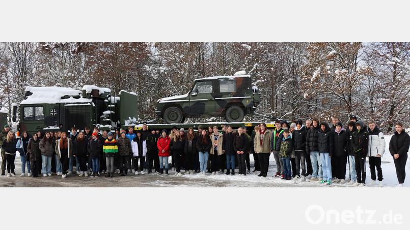 Der Tag bei der Bundeswehr vermittelte den Schülern – im Bild vor dem Trägerfahrzeug &quot;Multi&quot; – auch berufliche Perspektiven. Bild: Johannes Mutzbauer/exb
